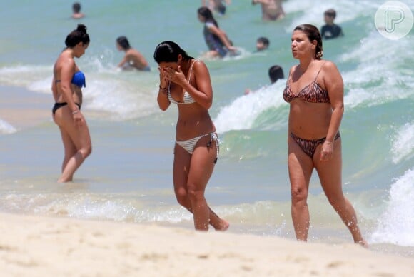 Enquanto Bruno Gissoni ficou com a menina na barraca de praia, Yanna deu um mergulho com amiga