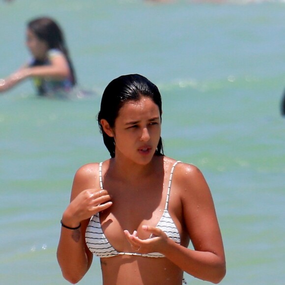 Yanna Lavigne mergulhou na praia da Barra da Tijuca