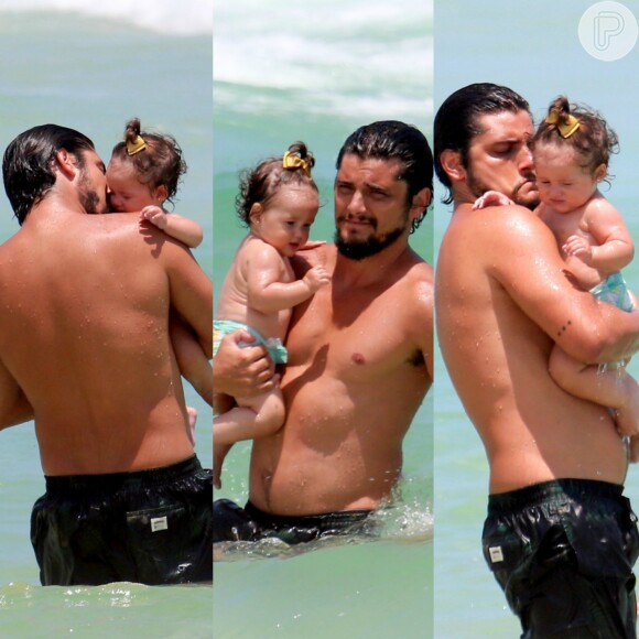 Fofura ao mar! Bruno Gissoni e Yanna Lavigne vão a praia com a filha, Madalena, nesta quinta-feira, dia 25 de janeiro de 2018