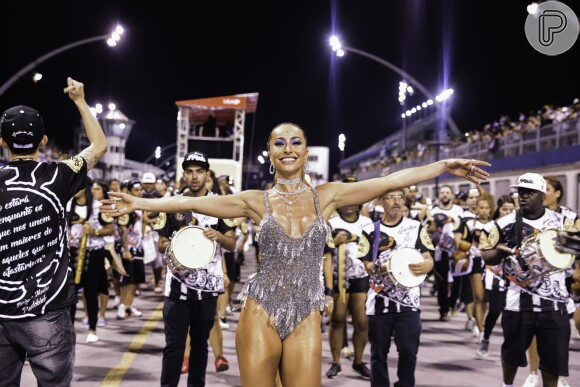 Sabrina Sato apotou em body metalizado em ensaio de carnaval da Gaviões da Fiel, na noite desta quinta-feira, 25 de janeiro de 2018