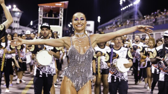 Sabrina Sato aposta em body metalizado em ensaio de carnaval da Gaviões. Fotos!