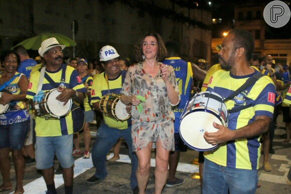 Marisa Orth mostrou sintonia com ritmistas da Unidos da Tijuca em ensaio da agremiação