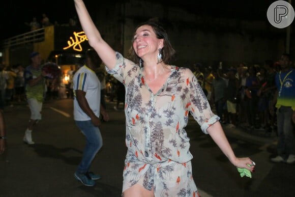 Marisa Orth caiu no samba em ensaio de carnaval da Unidos da Tijuca