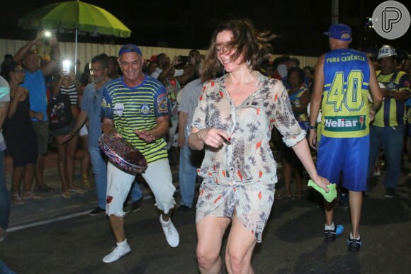 Marisa Orth mostrou samba no pé e gingado durante ensaio da Unidos da Tijuca