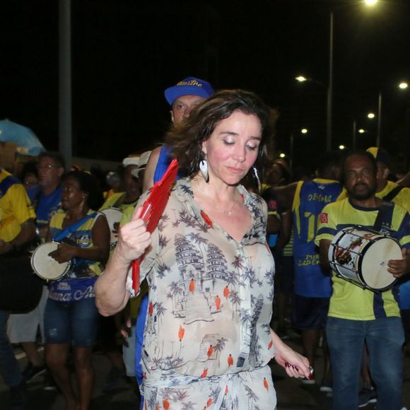 Marisa Orth matou o calor com leque no ensaio da Unidos da Tijuca