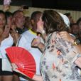 Marisa Orth atendeu pedido de fãs durante ensaio de rua da Unidos da Tijuca