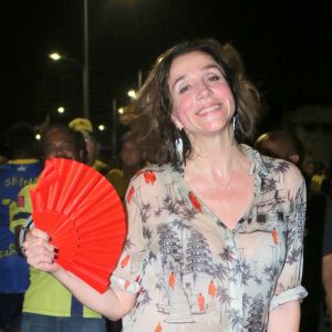 Marisa Orth usou leque para matar o calor durante ensaio da Unidos da Tijuca, na noite desta quinta-feira, 25 de janeiro de 2018