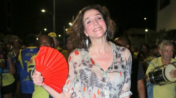 Que calor! Marisa Orth recorre a leque em ensaio de carnaval da Unidos da Tijuca