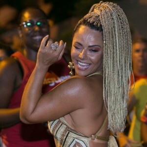 Viviane Araújo piscou para o fotógrafo no ensaio do Salgueiro