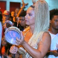 Viviane Araujo toca tamborim com bateria do Salgueiro em ensaio no Rio. Fotos!