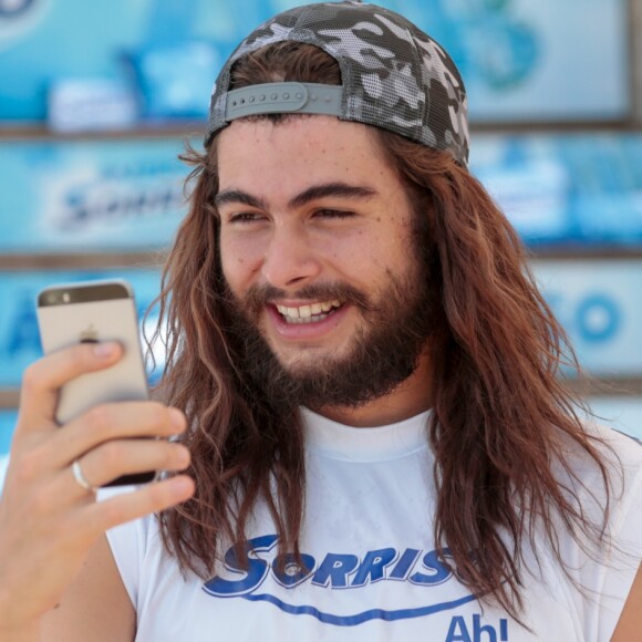 Rafael Vitti exibiu o visual com barba e cabelos compridos no evento do Instituto Gabriel Medina