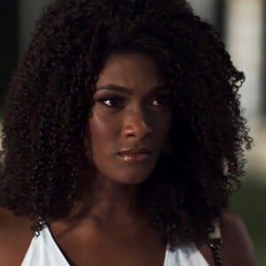 Raquel (Erika Januza) é examinada por Rafael (Igor Angelkorte), que afirma que poderá perder os movimentos das pernas, no capítulo que vai ao ar segunda-feira, dia 5 de fevereiro de 2018, na novela 'O Outro Lado do Paraíso'