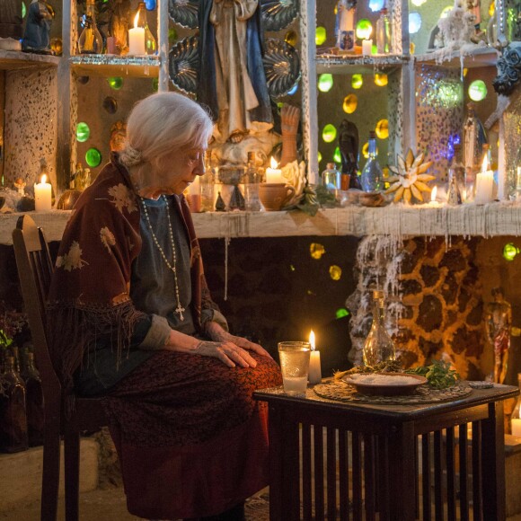 Mercedes (Fernanda Montenegro) reza e cura Raquel (Erika Januza) com milagre, no capítulo que vai ao ar quarta-feira, dia 7 de fevereiro de 2018, na novela 'O Outro Lado do Paraíso'