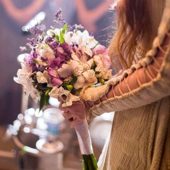 'O vestido de Amália é feito com colchas compradas em brechós e tem um trabalho de macramê no decote e nos ombros', disse a figurinista Mariana Sued