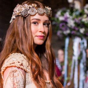Marina Ruy Barbosa usa vestido de casamento com inspiração viking na novela 'Deus Salve o Rei'