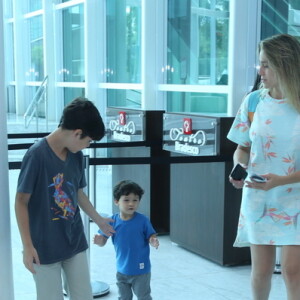 Fernanda Gentil aposta em look com camisão e tênis para programa infantil