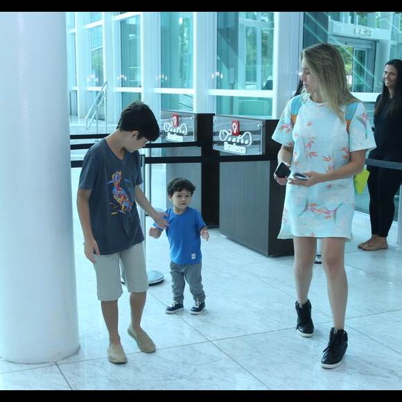 Fernanda Gentil aposta em look com camisão e tênis para programa infantil