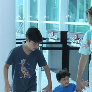 Fernanda Gentil vai a espetáculo infantil 'O Show da Luna' com o filho, Gabriel, e um amigo do menino