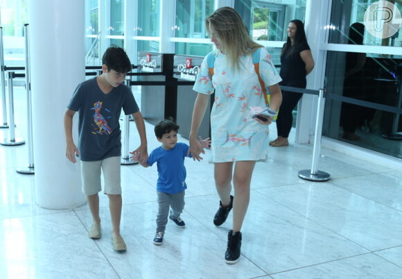 Fernanda Gentil vai a espetáculo infantil 'O Show da Luna' com o filho, Gabriel, e um amigo do menino