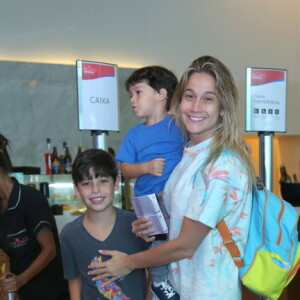 Fernanda Gentil vai a espetáculo infantil 'O Show da Luna' acompanha do filho, Gabriel, de 2 anos
