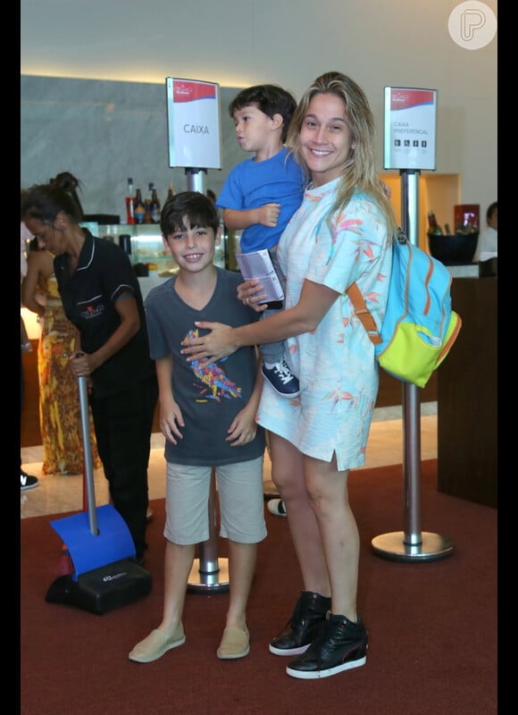 Fernanda Gentil vai a espetáculo infantil 'O Show da Luna' acompanha do filho, Gabriel, de 2 anos