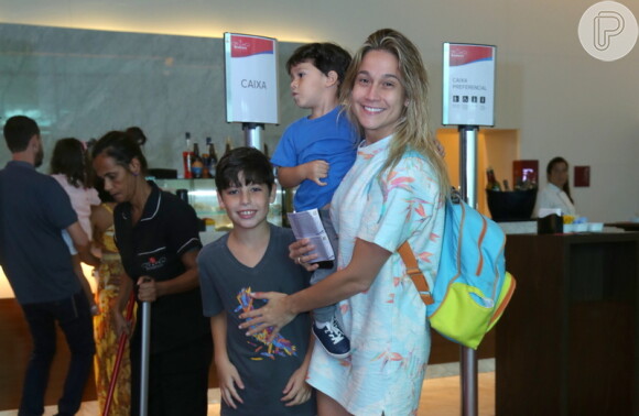 Fernanda Gentil vai a espetáculo infantil 'O Show da Luna' com o filho, Gabriel, um amigo do menino no Rio de Janeiro, em 27 de janeiro de 2018