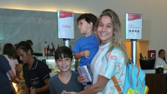 Fernanda Gentil leva o filho, Gabriel, em espetáculo infantil, no Rio de Janeiro