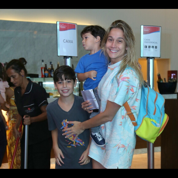 Fernanda Gentil vai a espetáculo infantil 'O Show da Luna' com o filho, Gabriel, um amigo do menino no Rio de Janeiro, em 27 de janeiro de 2018