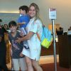 Fernanda Gentil chega acompanhada dos dois meninos em um teatro do Rio