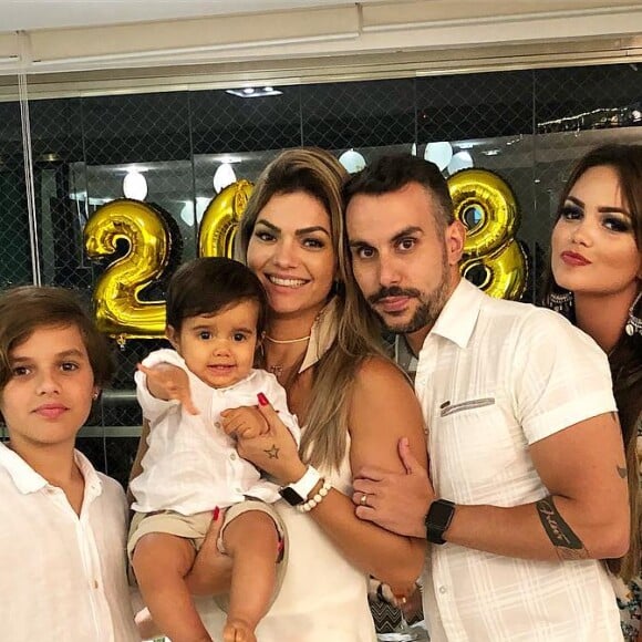 Kelly Key comemora 1 ano de Artur em foto com a família, em 27 de janeiro de 2018