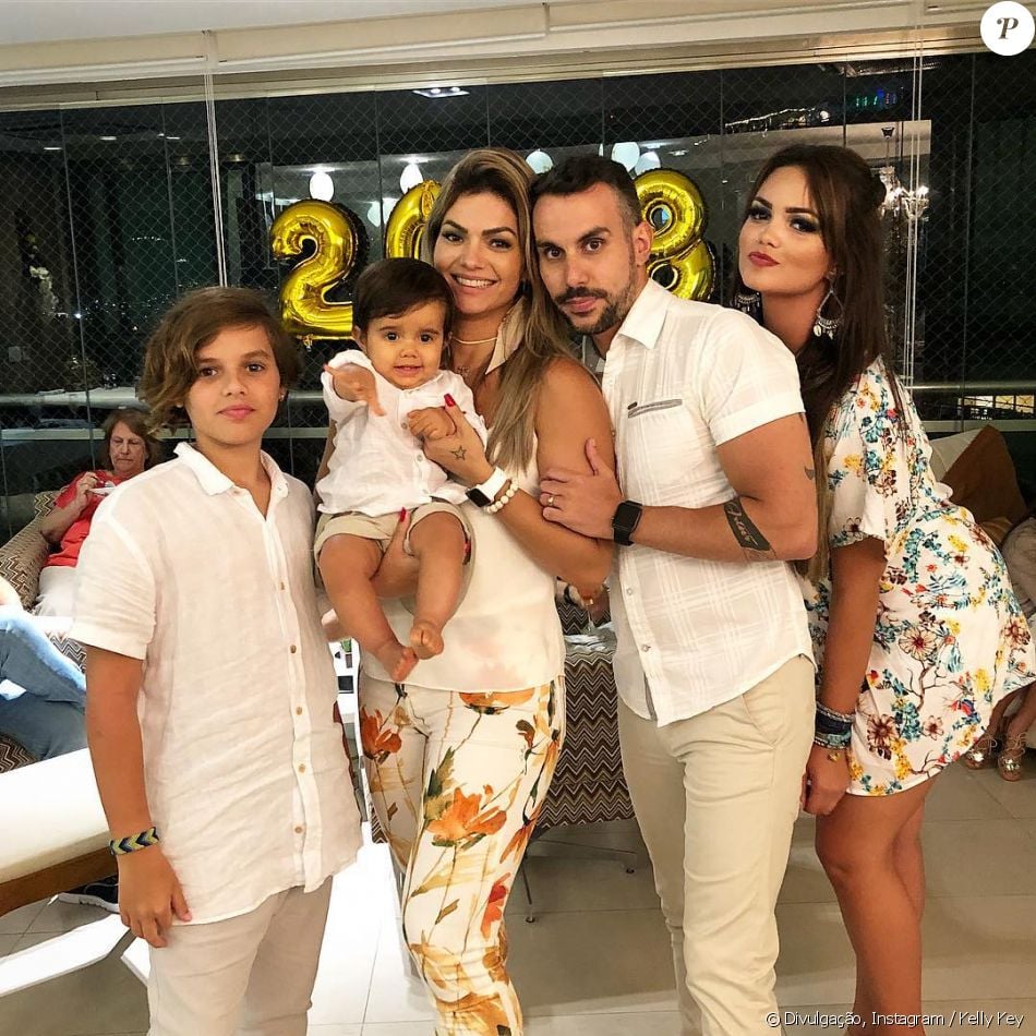 Kelly Key Posa Com A Família Para Comemorar 1 Ano Do Filho Artur