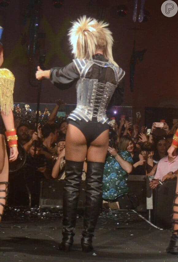 Xuxa usou look preto justinho ao corpo durante apresentação do bloco Spanta Neném