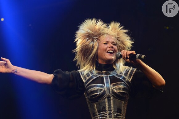 Xuxa cantou sucessos como 'Ilariê' e 'Arco-Íris' durante show em festa de bloco de rua do Rio