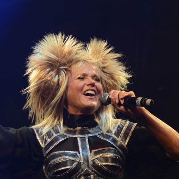 Xuxa cantou sucessos como 'Ilariê' e 'Arco-Íris' durante show em festa de bloco de rua do Rio