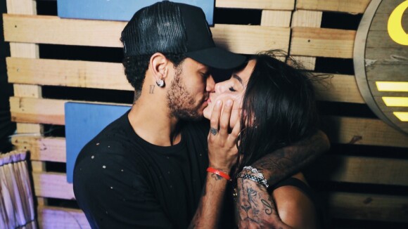 Neymar, em Paris, dedica música romântica à namorada, Bruna Marquezine