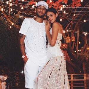 Recentemente, Neymar publicou foto com Bruna Marquezine e afirmou estar sentindo falta da amada