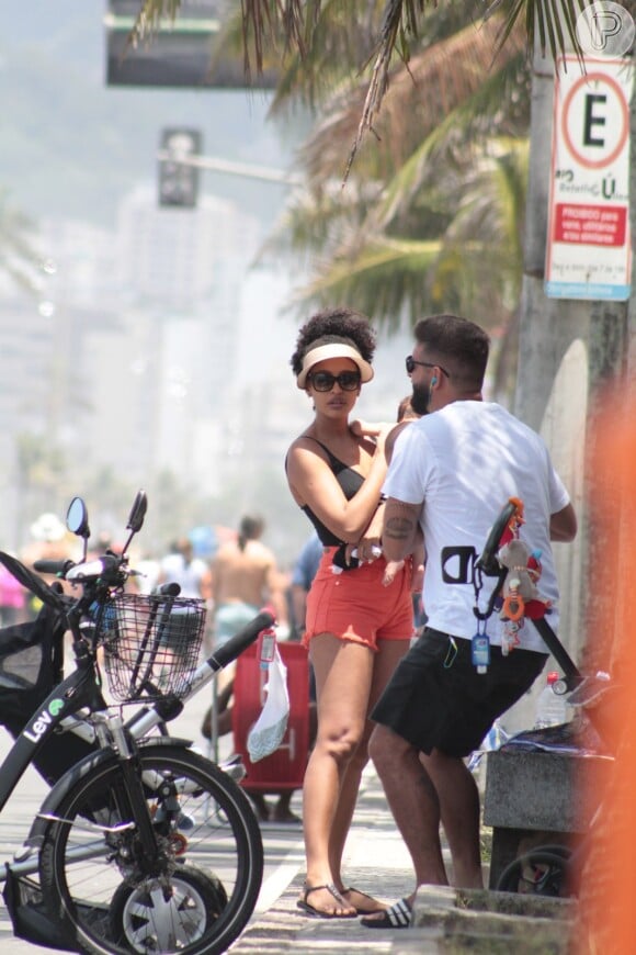 Sheron Menezzes caminha na orla de Ipanema com Benjamin, no Rio