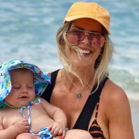 Karina Bacchi posta fotos do filho na praia e encanta seguidores: 'Bebê lindo'