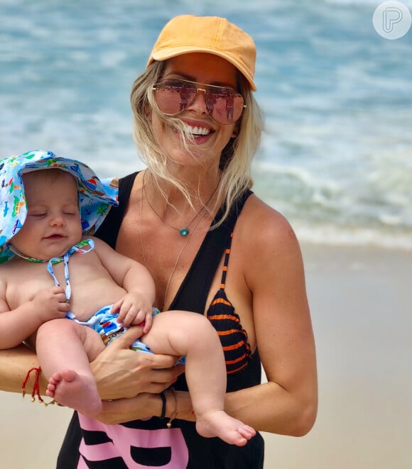 Karina Bacchi curte praia do Rio de Janeiro com o filho, Enrico, em 28 de janeiro de 2018