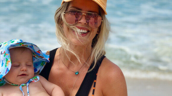 Karina Bacchi posta fotos do filho na praia e encanta seguidores: 'Bebê lindo'
