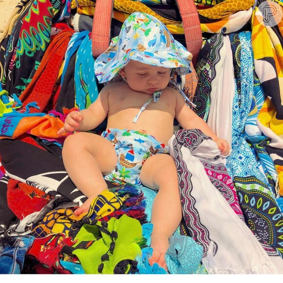 Enrico, de 5 meses, posa com fralda combinando com chapéu: 'Cariocando em cores'