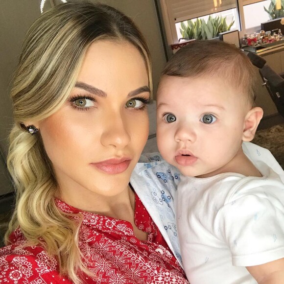 Andressa Suita mostra Gabriel com ultrassom do novo filho, em 28 de janeiro de 2018