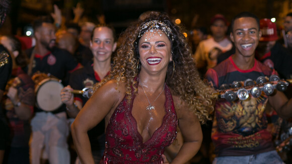 Carnaval do Rio: de peruca, Viviane Araujo samba em ensaio do Salgueiro. Fotos!