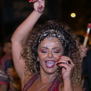 Viviane Araujo mudou o visual ao colocar peruca em ensaio de rua do Salgueiro