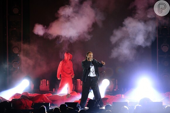 Kendrick Lamar fez um show arrepiante ao lado da banda U2 e movimentou os internautas brasileiros por conta da performance na qual o artista aparece atirando e os bailarinos caem no chão. O momento foi comparado ao hit 'Que Tiro Foi Esse?', de Jojo Toddynho