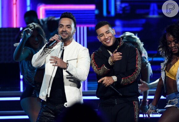 Bruno Mars desbancou o hit 'Despacito', de Luis Fonsi e Daddy Yankee, que se apresentaram no palco do Grammy 2018. O reggaeton concorria a duas principais categorias mas saiu sem prêmios