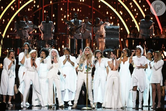 Kesha agitou o Grammy 2018 ao cantar 'Prayin', música co-escrita por ela para falar de superação após alegar o abuso sexual que teria sofrido nas mãos do produtor Dr. Luke