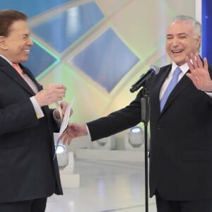 Silvio Santos foi surpreendido por Michel Temer durante entrevista: 'Vou fazer uma coisa que você faz com suas colegas de trabalho'