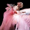 Lady Gaga 'virou' anjo e usou asas no palco do Grammy