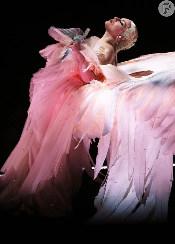 Lady Gaga 'virou' anjo e usou asas no palco do Grammy